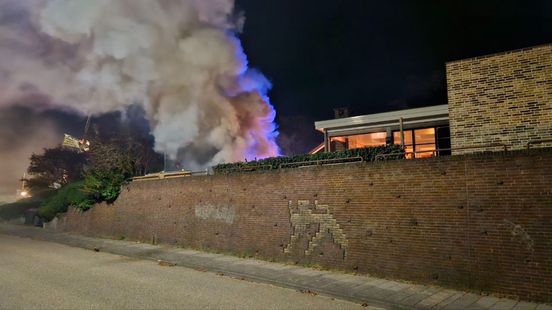 Schuur in vlammen op • gewonde bij botsing. Schuur in vlammen op • gewonde bij botsing.