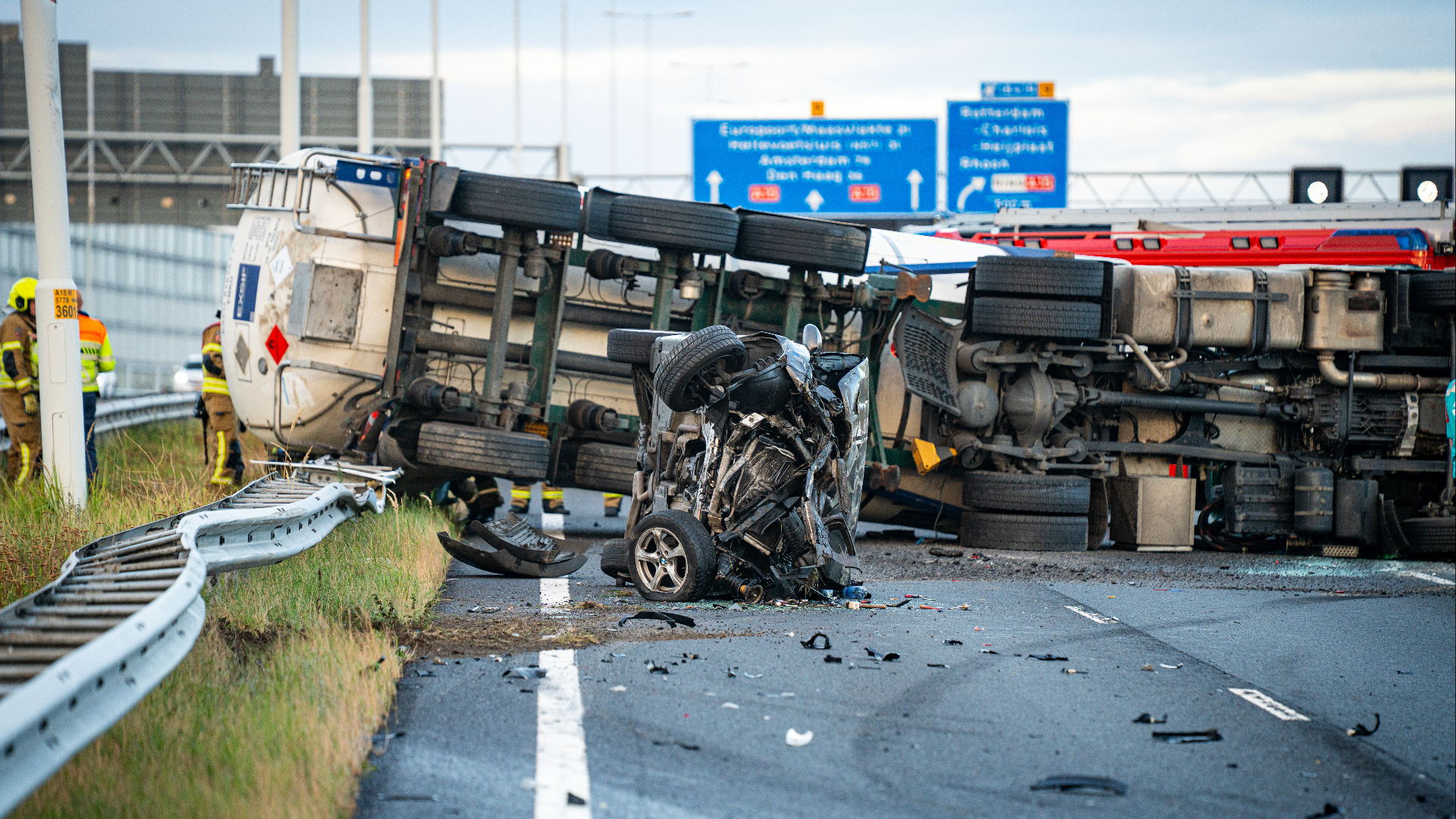 De vrachtwagen kantelde na een aanrijding met een personenauto