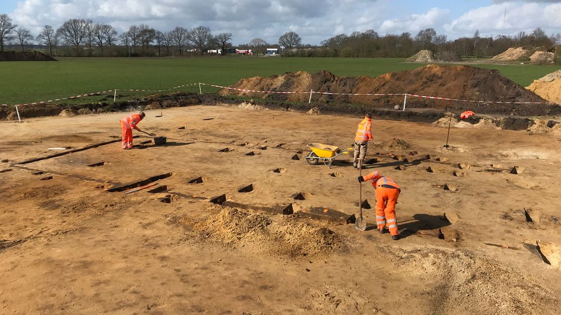 Archeologen hebben zo'n 10 ijzertijd boerderijen gevonden bij de jongste opgraving. Conclusie: er ligt een heel dorp (Rechten: Serge Vinkenvleugel/RTV Drenthe)