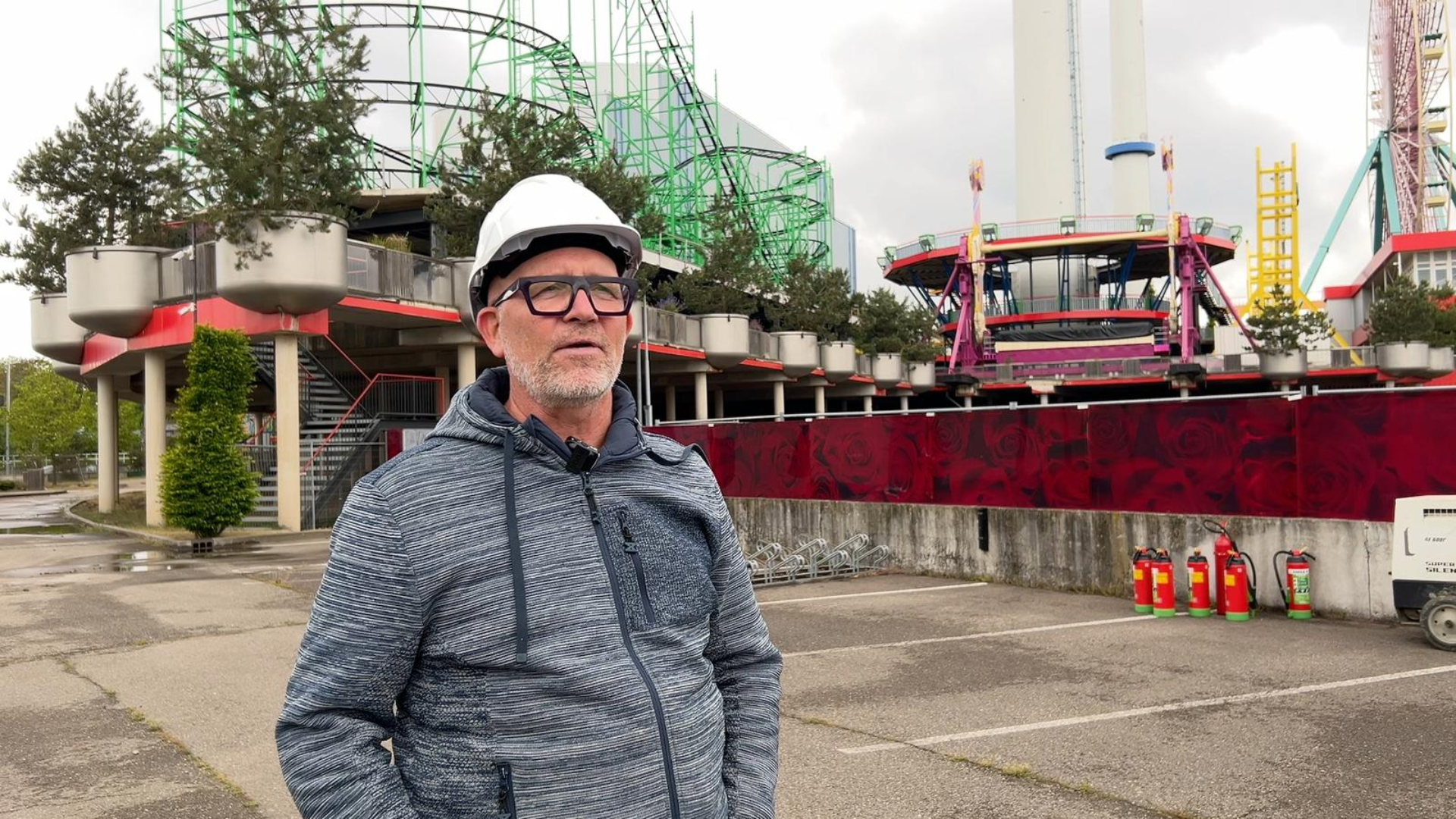 Bouwkundig uitvoerder Maurice Engel ontmantelt het pretpark.