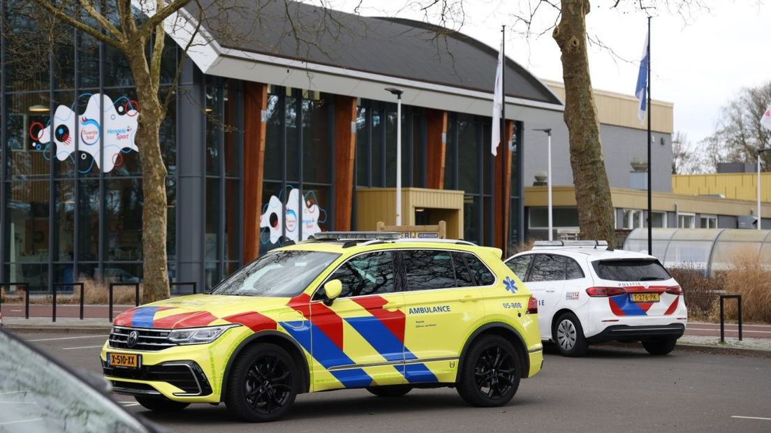 Hulpdiensten naar Twentebad na melding medisch incident.