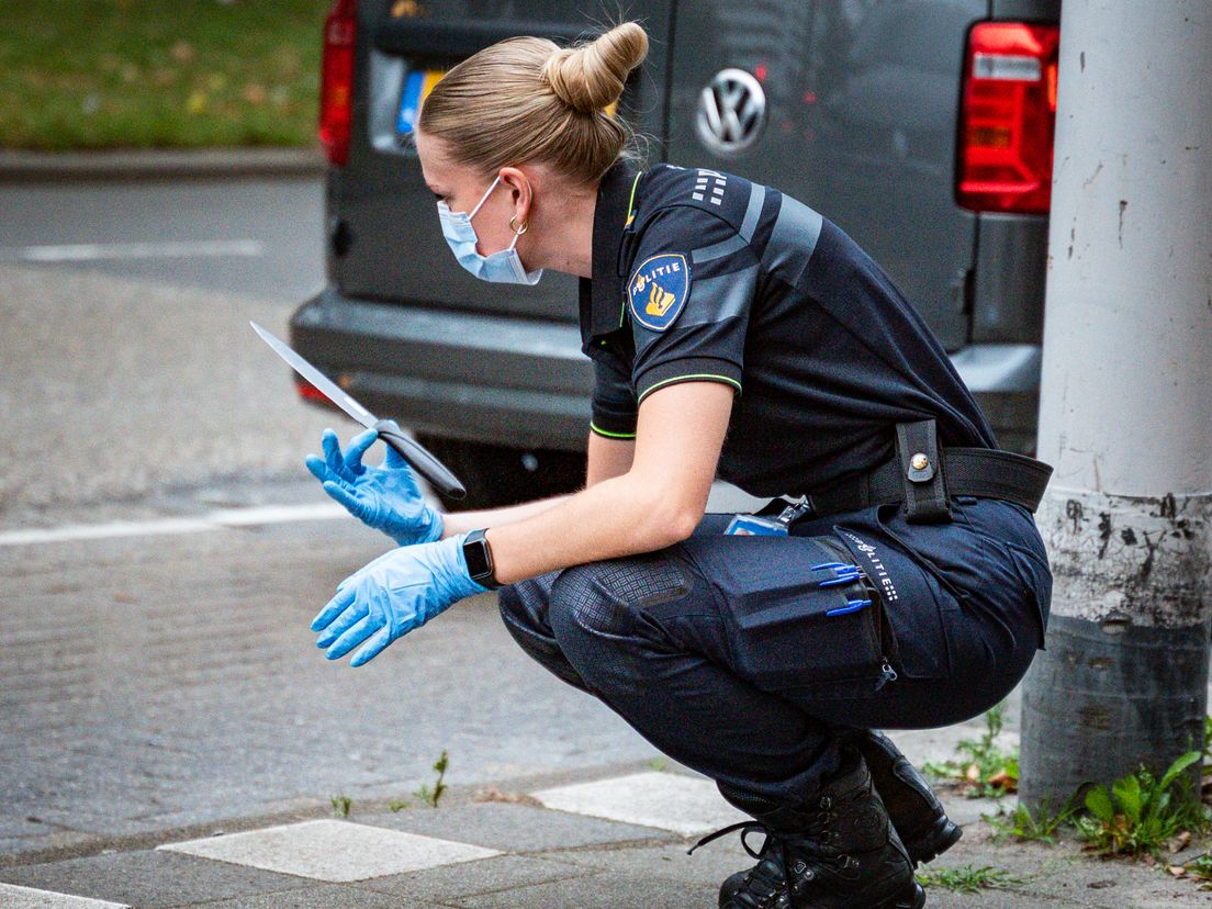 Een agent onderzoekt het mes dat is gebruikt bij de steekpartij