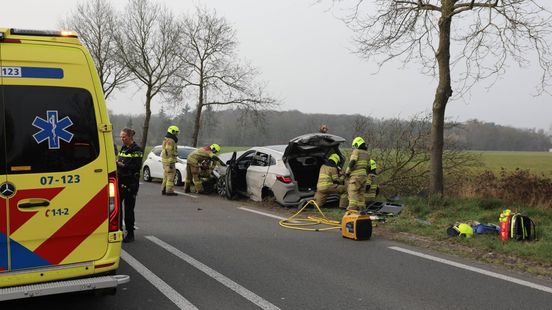 Twee gewonden bij crash • motor rijdt van dijk