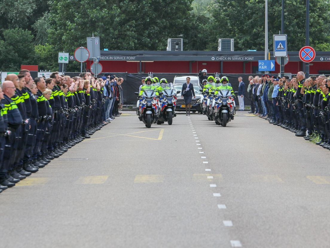 De rouwstoet bij Rotterdam The Hague Airport