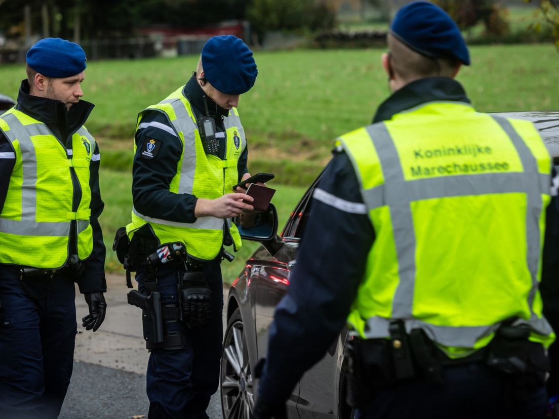 De grenscontroles van voormalig minister Faber stoppen.