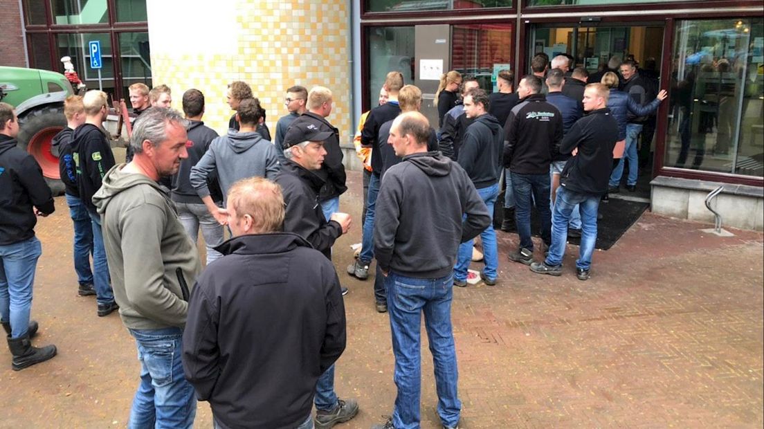 Boeren staan in de rij voor het politiebureau in Zwolle om aangifte te doen
