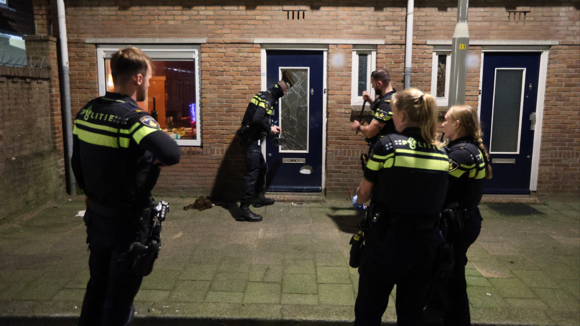 Vrouw Gewond Bij Steekpartij, Politie Forceert Deur Van Woning - Omroep ...