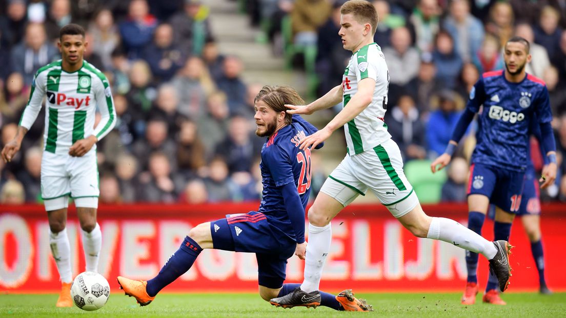 NEC huurt dit seizoen Tom van de Looi van FC Groningen. Hij is gehaald als controleur op het middenveld. 'Ik ben fit en kan maandag spelen.'