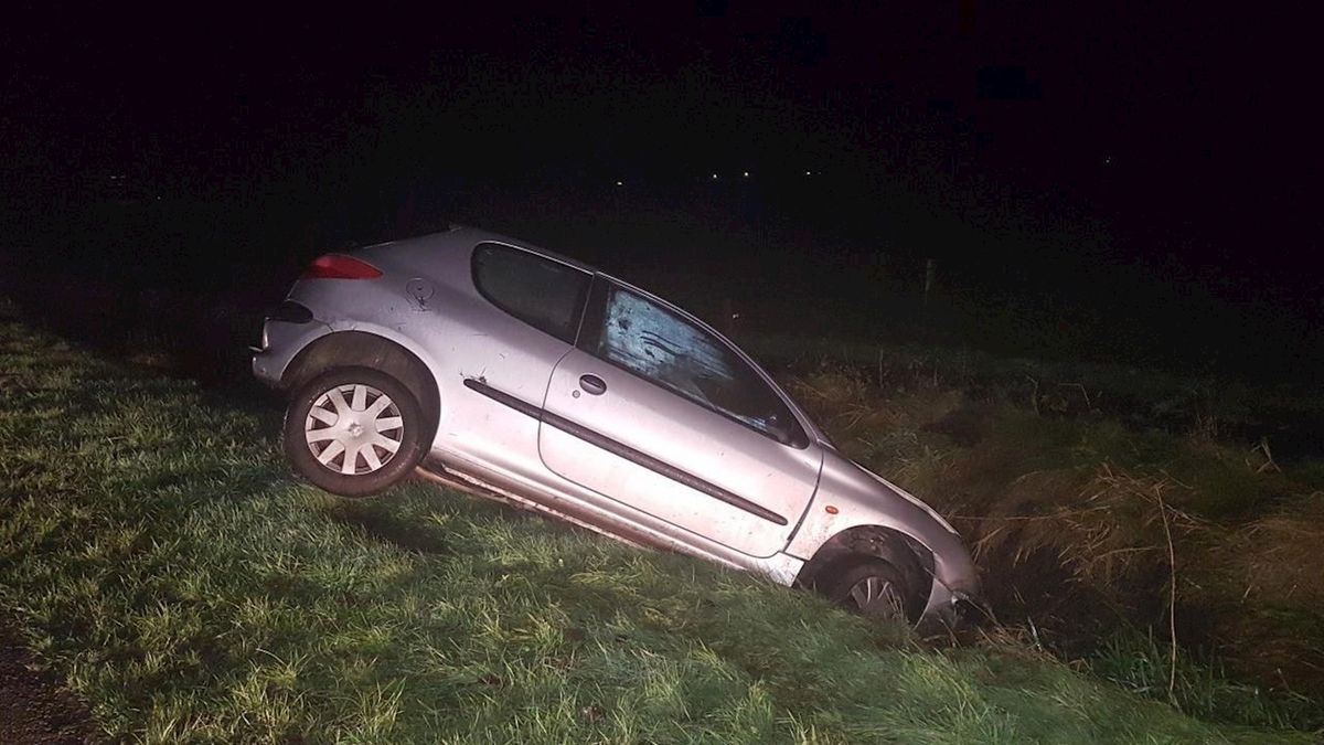 Auto met de neus in de sloot beland in Ommen