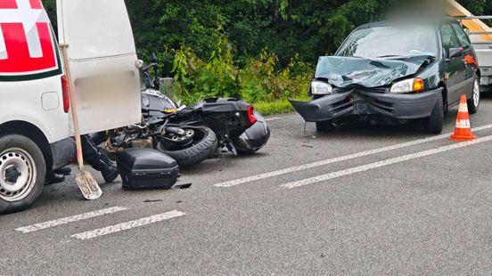 Groot ongeval met twee motorrijders, een taxibusje en een auto met aanhanger