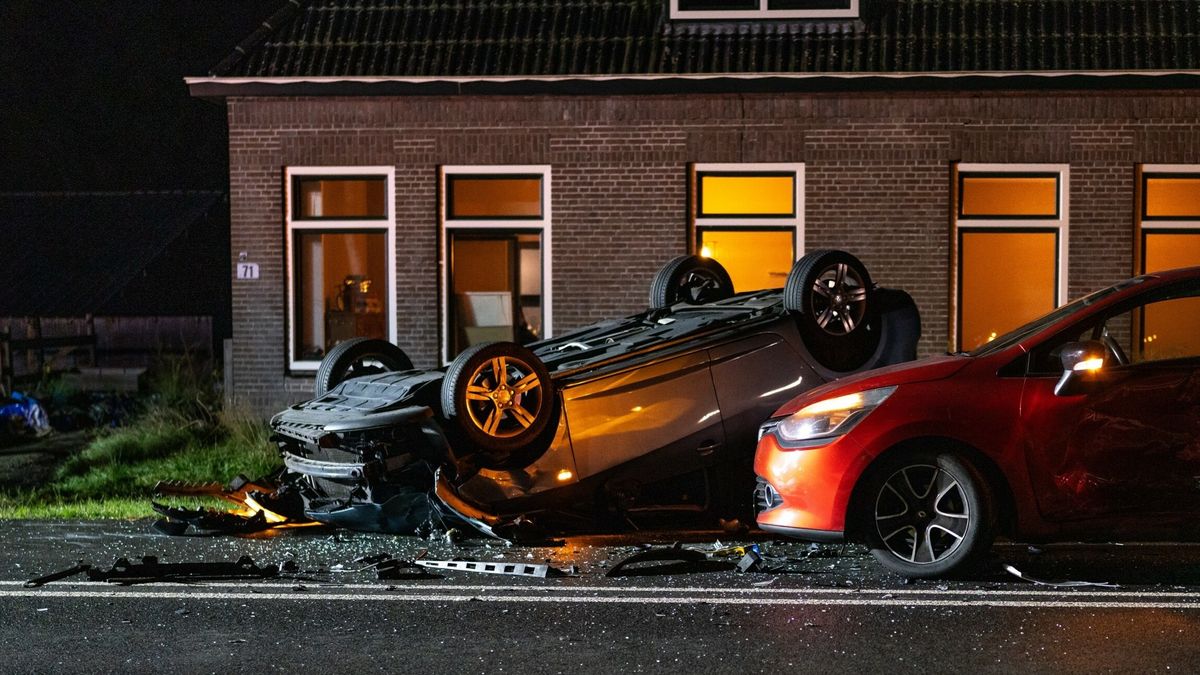 Auto belandt op z'n kop in een voortuin na ongeluk in Sonnega