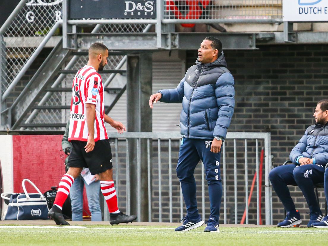 Adil Auassar druipt af na zijn rode kaart bij Sparta-Heracles (Bron: VK Sportphoto - Mischa Keemink)