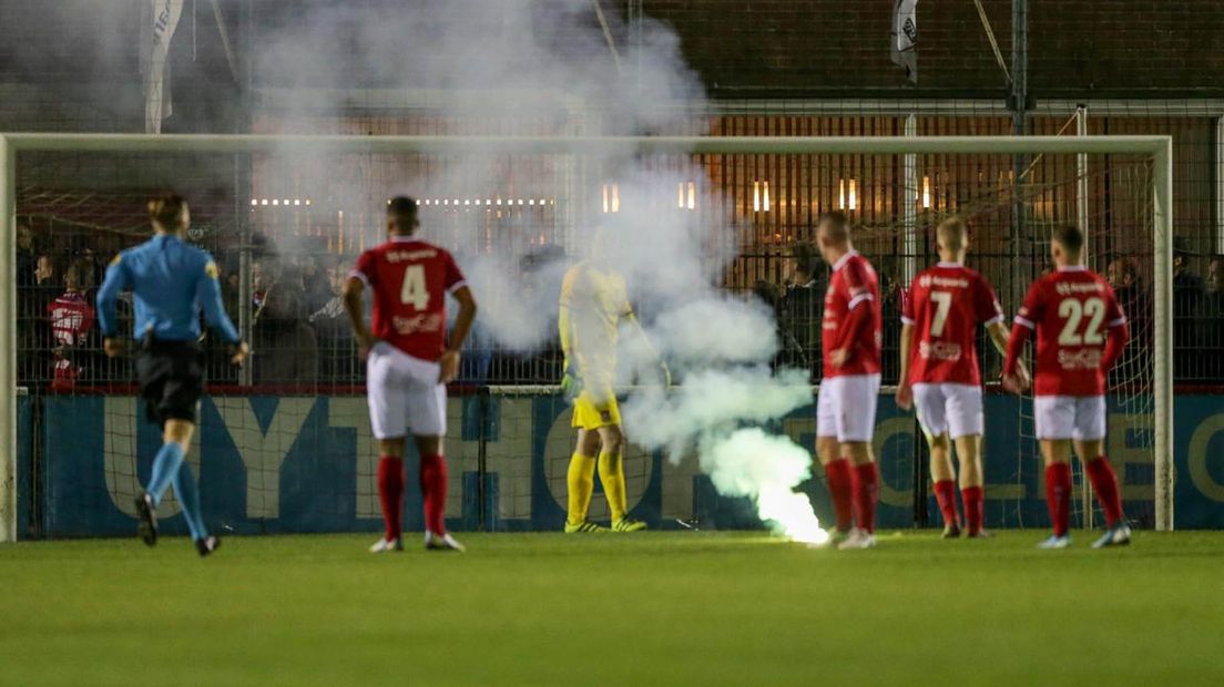 Vuurwerk op het veld tijdens Harkemase Boys - FC Groningen