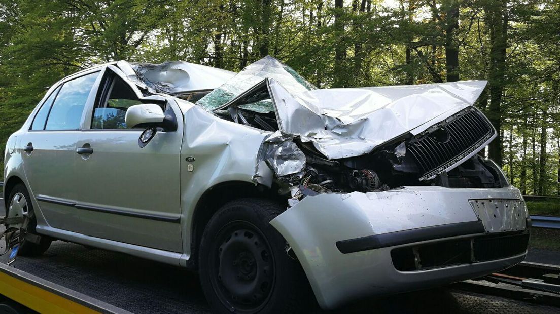 De auto raakte door het ongeluk zwaar beschadigd (Rechten: Persbureau Meter)