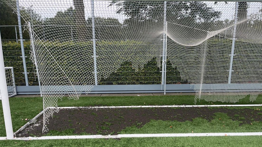 Zwartgeblakerd kunstgras en een verbrand doel