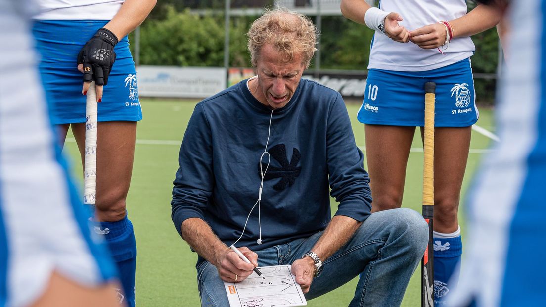 Kampong-coach Van der Struijk te midden van zijn speelsters