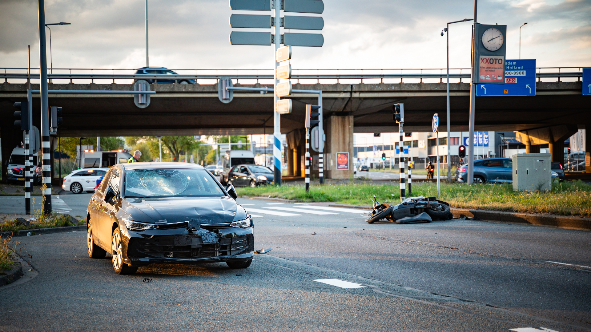 Scooterrijder gewond na botsing met auto op kruispunt.