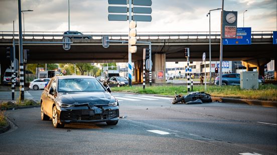 Scooterrijder gewond na botsing met auto op kruispunt. Scooterrijder gewond na botsing met auto op kruispunt.