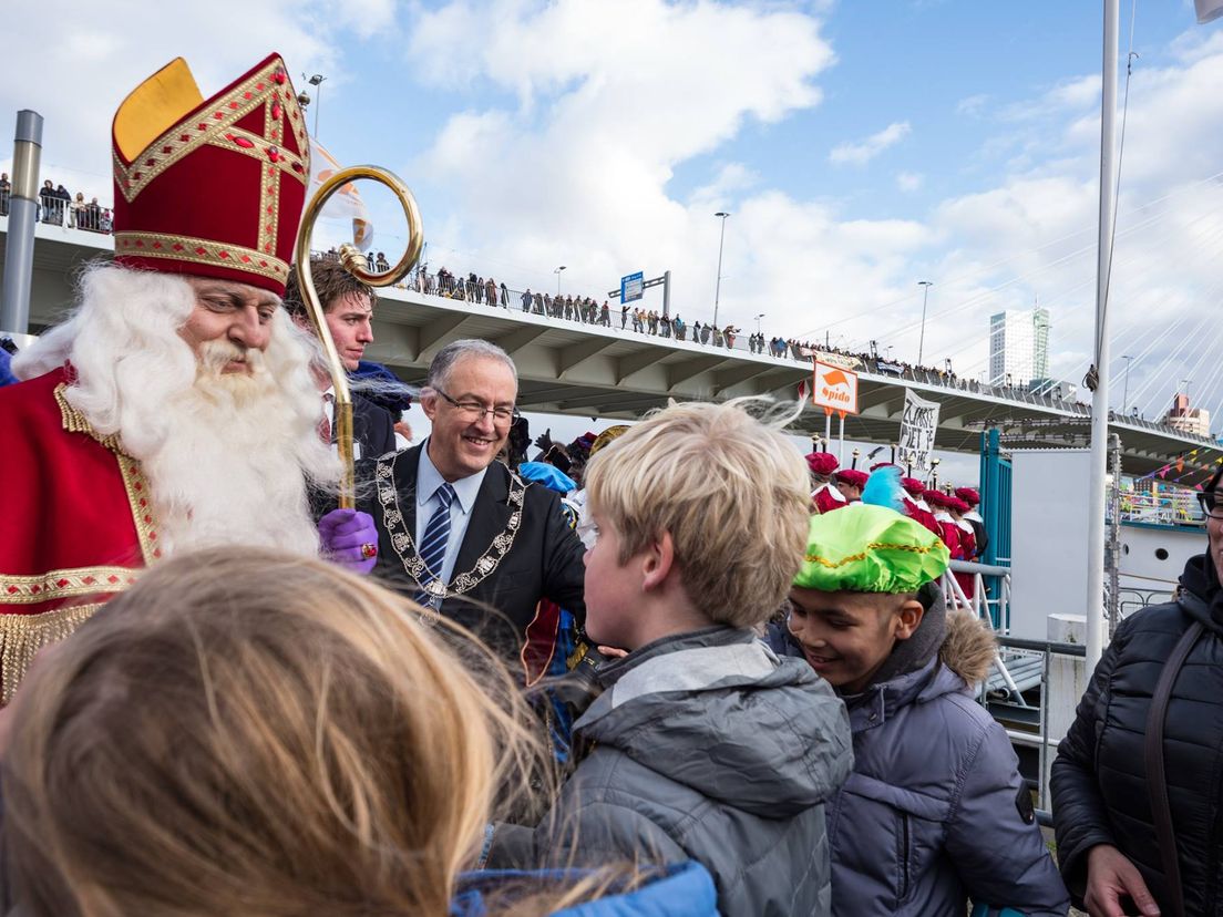 De burgemeester ontvangt Sinterklaas