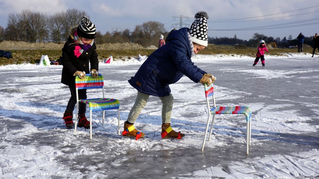 Kinderen schaatsen op een natuurijsbaan in Zevenhuizen