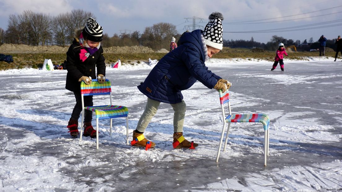 Kinderen schaatsen op een natuurijsbaan in Zevenhuizen I