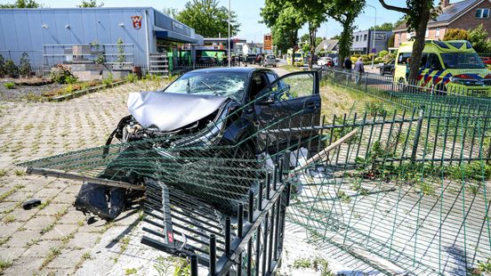 Flinke schade en gewonde na botsing tussen twee autos | Ravage in trappenhuis flat door explosie. Flinke schade en gewonde na botsing tussen twee autos | Ravage in trappenhuis flat door explosie.