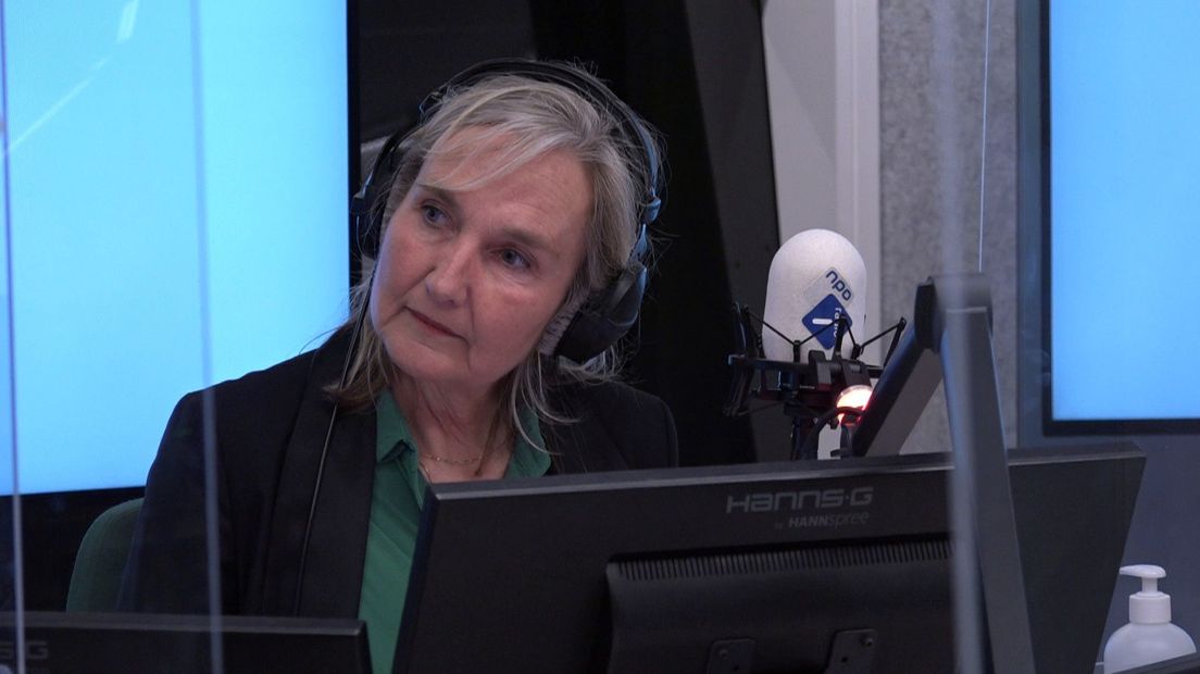 Jellie Brouwer tijdens een uitzending van Kunststof op NPO Radio 1
