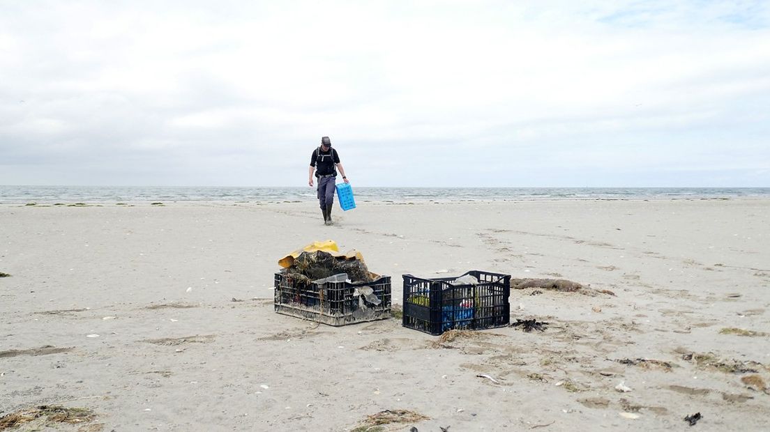 Aaldrik Pot verzamelt afval op Rottumerplaat (Rechten: Nicolette Branderhorst)