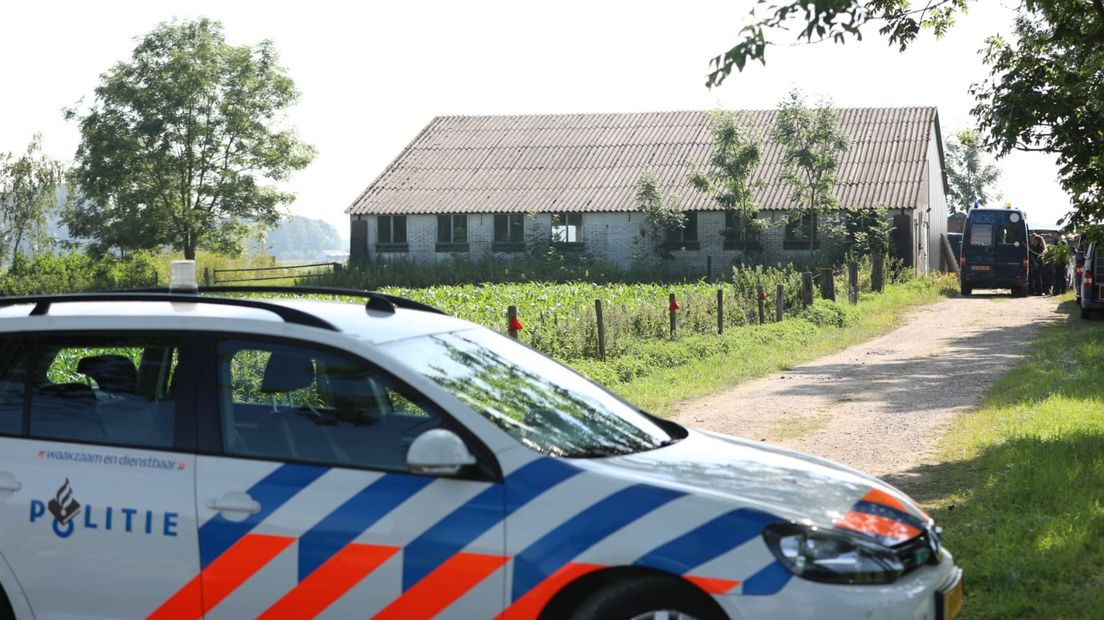 De politie is met veel eenheden aanwezig bij een boerderij in Brummen, vlak bij de rotonde waar de IJsselgouw en de Wapsumsestraat samenkomen.