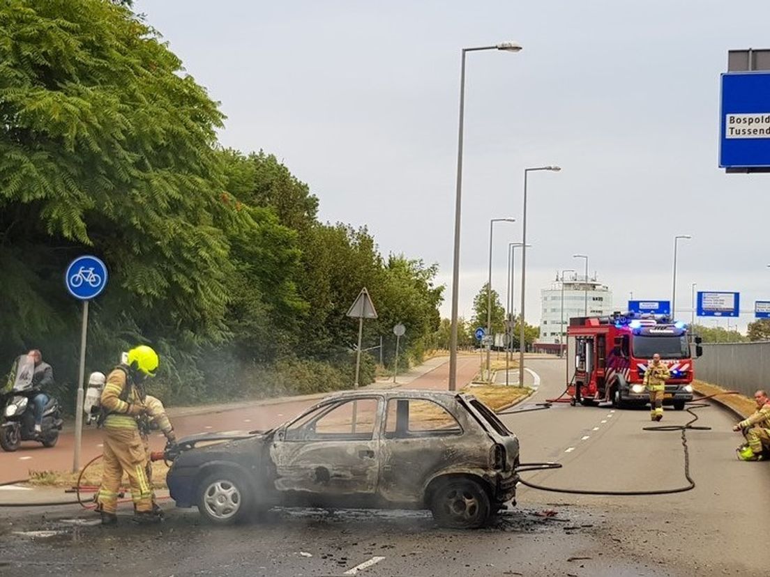 De uitgebrande auto op de Tjalklaan.