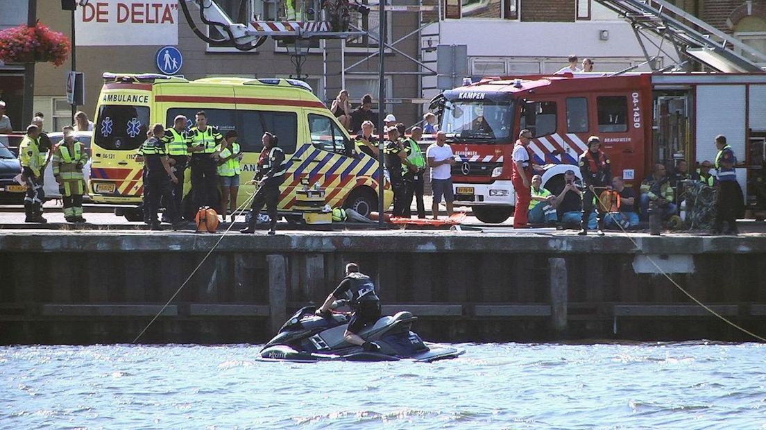 Duikers van de brandweer haalden gisteravond bij Kampen de verdronken drenkeling boven water