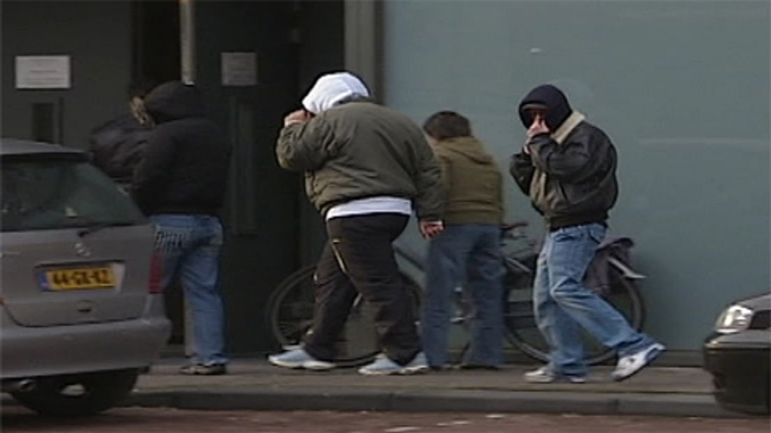 overlast hangjongeren straatterreur vandalen capuchons-1006