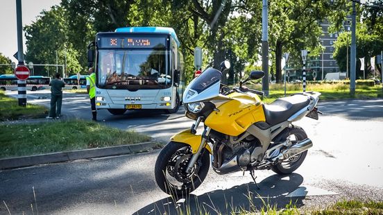 Motorrijder zwaargewond bij aanrijding met stadsbus