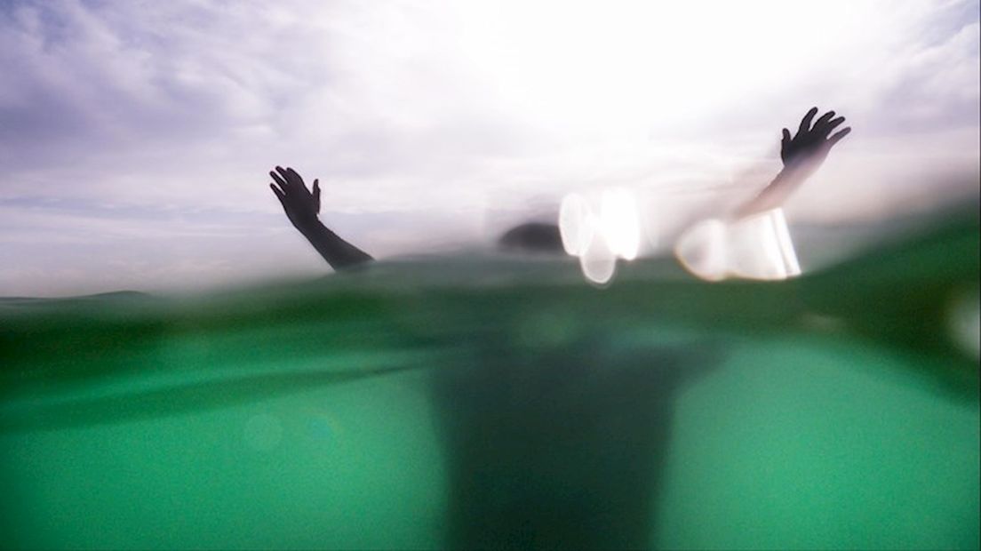 De man gooide de jongen (7) in het water