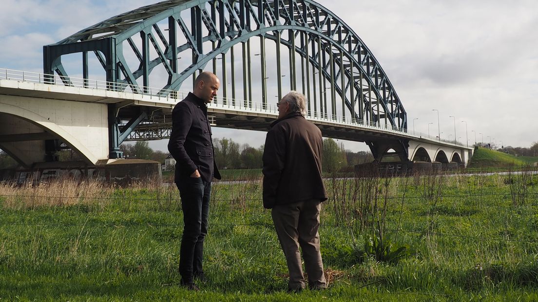 Leen Huisman (r) en Johan Overdevest bij de IJsselbrug in Zwolle. 