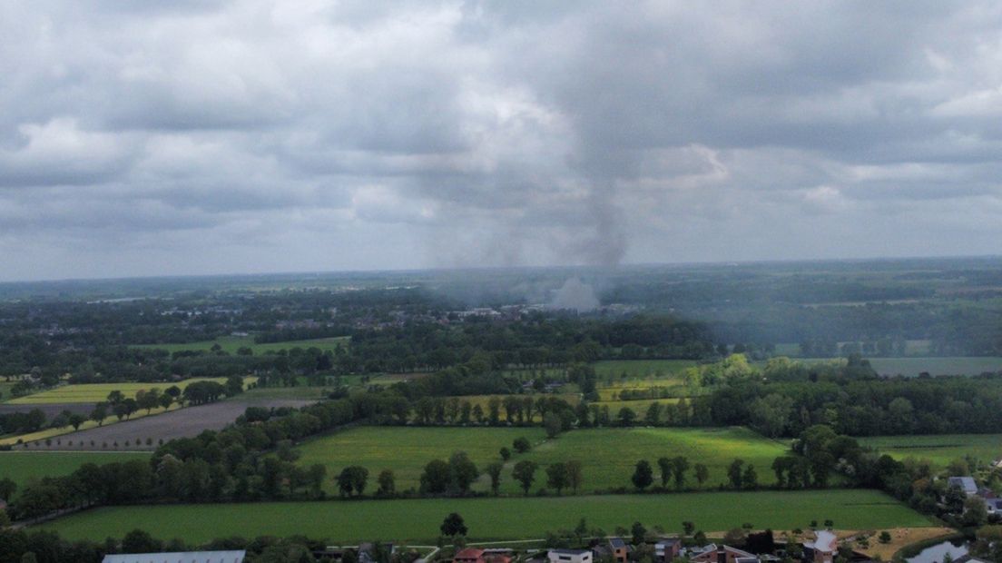 De rookwolken in Leek te zien vanuit de richting Roden