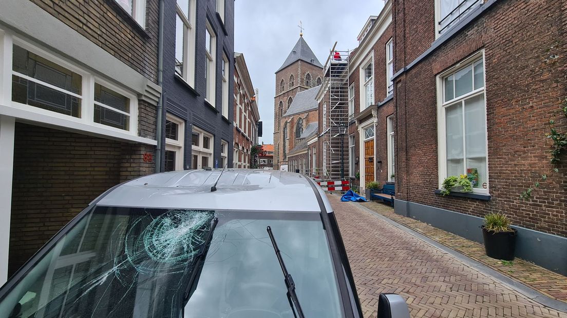 Schade aan deze auto in Kampen veroorzaakt door de dakpannen-gooier.
