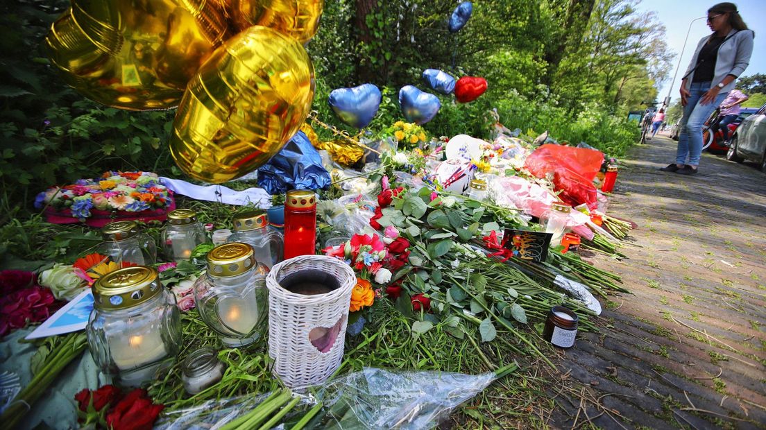 Bloemen en kaarsjes op de plek waar Renée werd gevonden