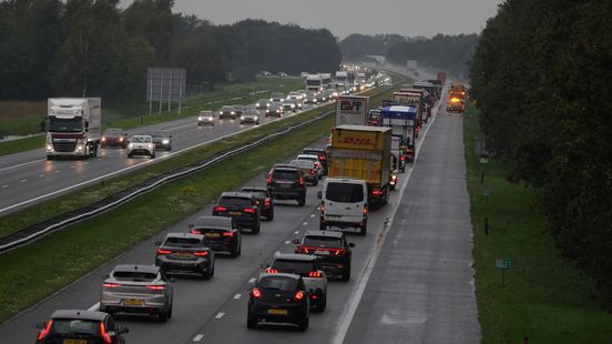 Drukke ochtendspits op A28 door ongeluk bij Hoevelaken: verkeer stond vast vanaf Nulde. Drukke ochtendspits op A28 door ongeluk bij Hoevelaken: verkeer stond vast vanaf Nulde.