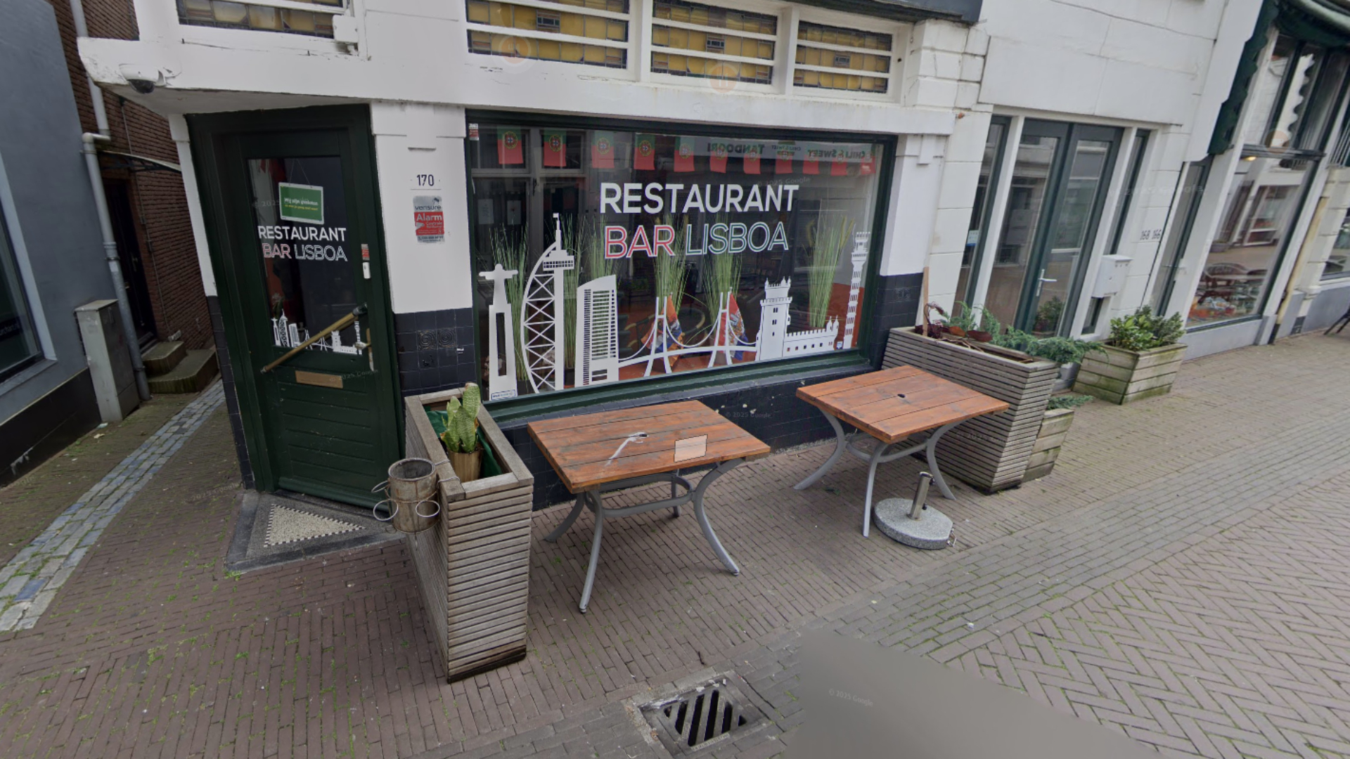 Buiten voor de deur van Bar Lisboa loopt het uit de hand.