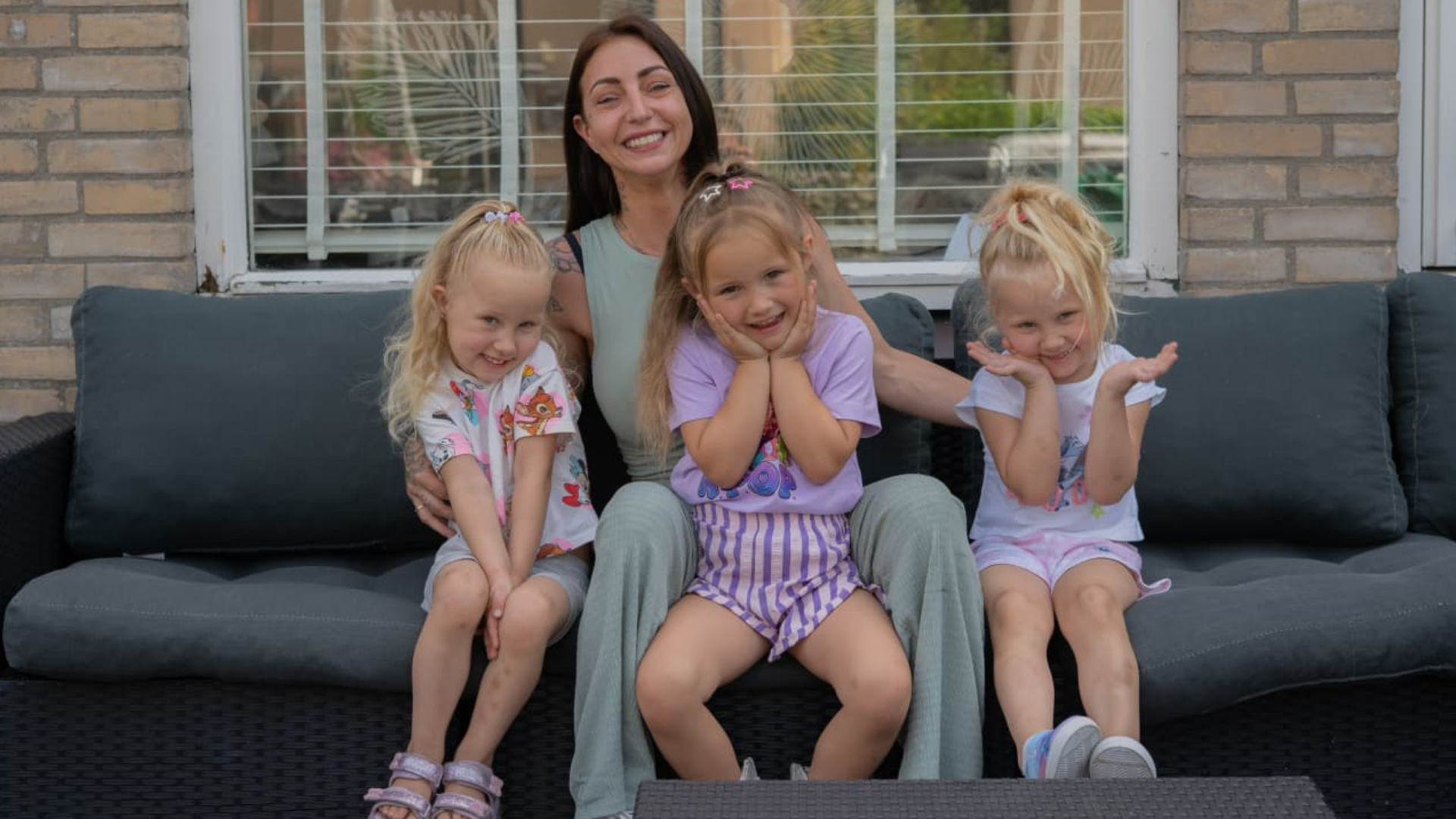 Tatiana met haar drieling Hope, Charity en Faith (v.l.n.r.)