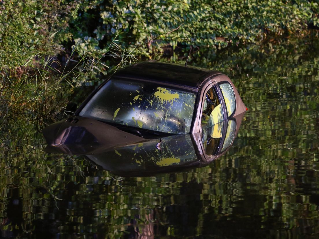 Auto te water bij afrit A20 in Vlaardingen.