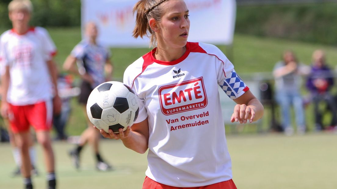 Een jonge Jeanine Marijs in het seizoen 2010-2011 in actie voor TOP Arnemuiden