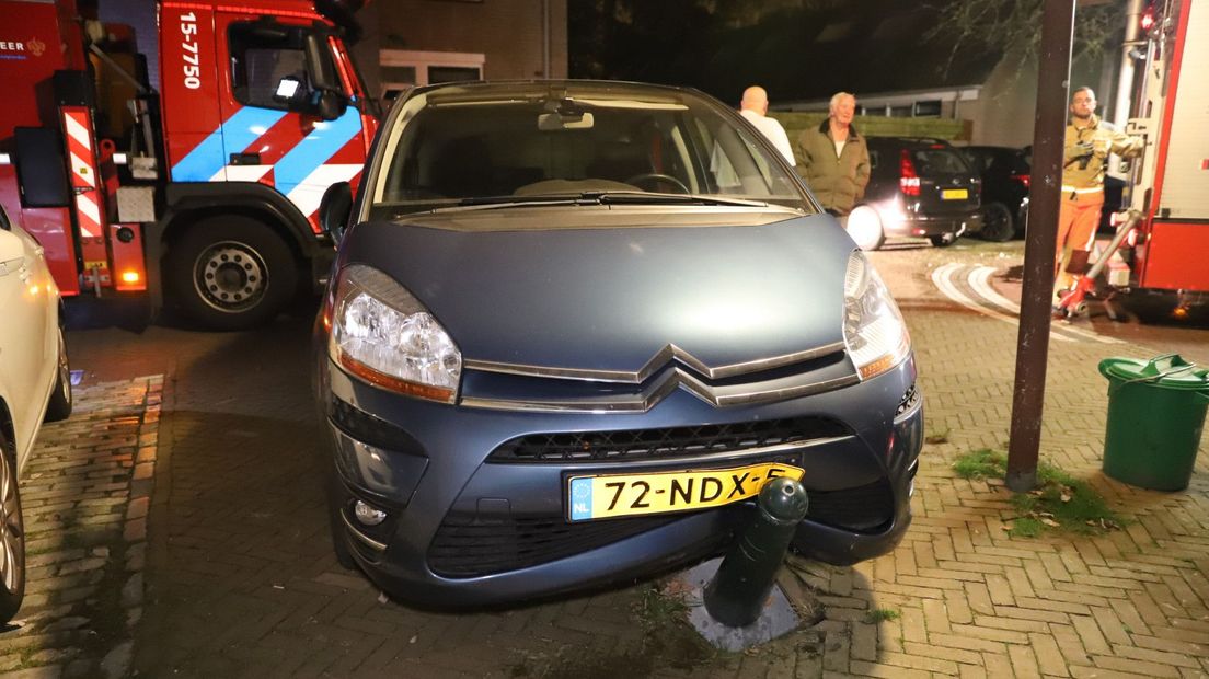 De brandweer moest een foutparkeerder opzij duwen om bij de brand te komen