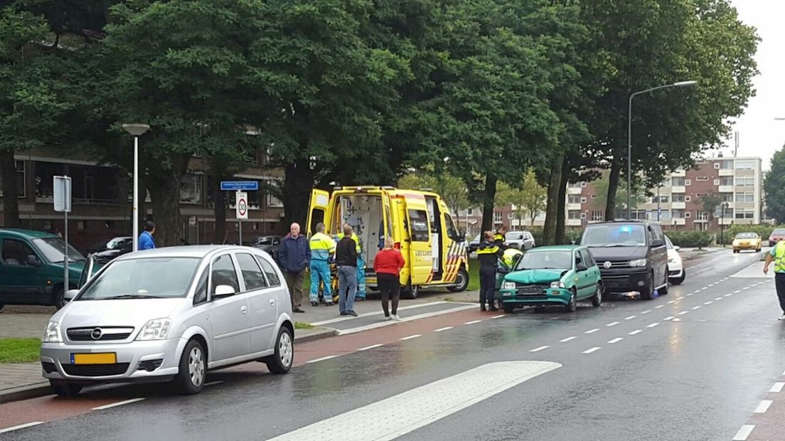 Man raakt gewond bij kop-staartbotsing in Almelo