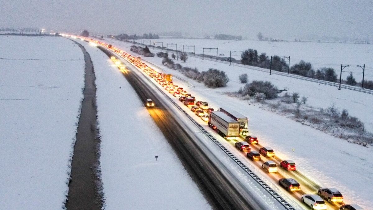 Grote problemen op A32, vrachtwagens vast in aquaduct