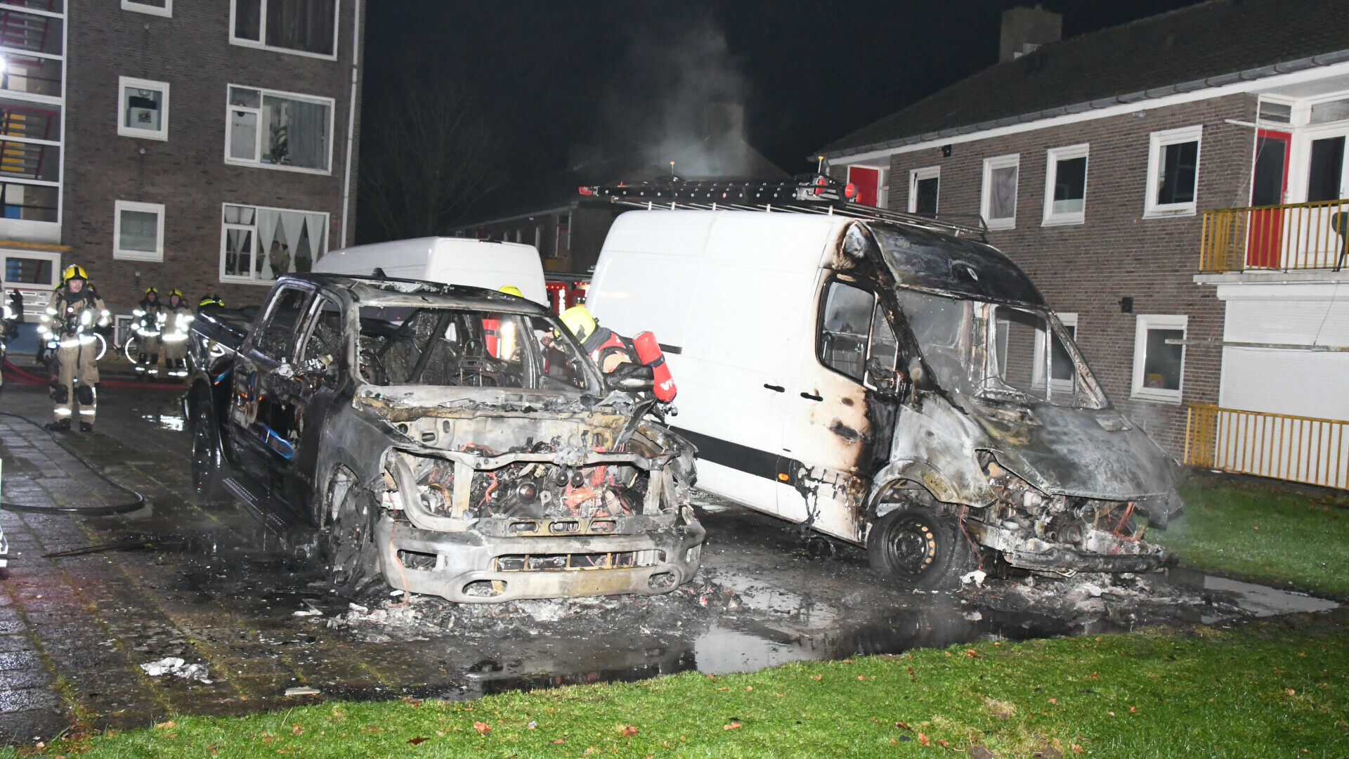 Auto's in brand voor flat, acht appartementen ontruimd