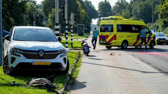 Scooterrijder met pot rode verf gewond na botsing in Emmen. Scooterrijder met pot rode verf gewond na botsing in Emmen.