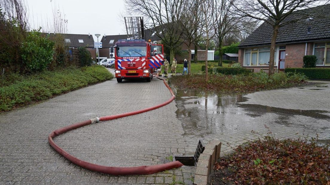 De brandweer probeert de huizen in de straat droog te houden (Rechten: Van Oost Media)