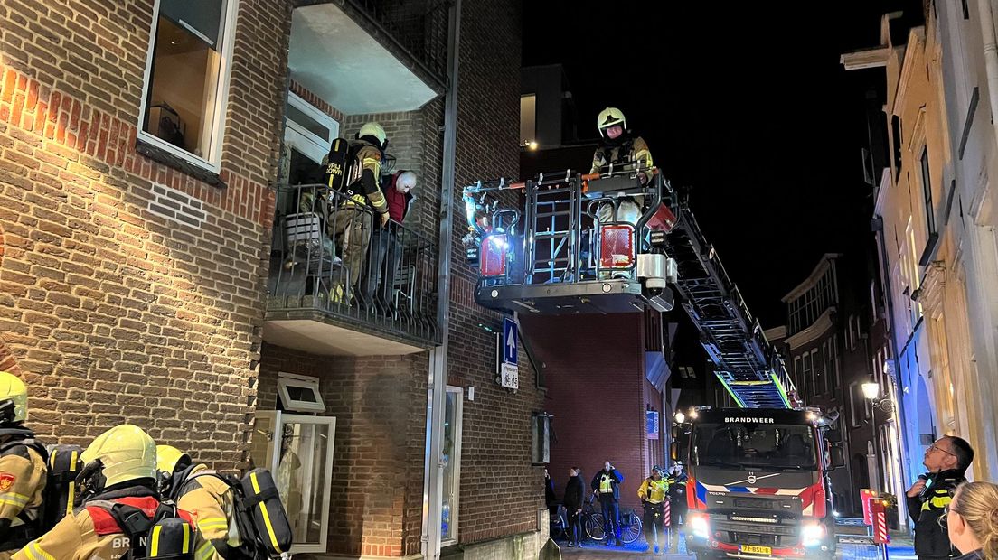 Brandweer haalt bewoners van balkon, die door brand in wooncomplex niet weg kunnen